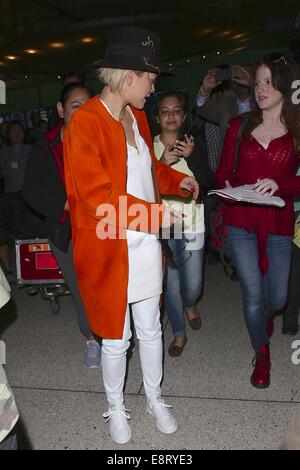 Rita Ora arrivant à l'Aéroport International de Los Angeles (LAX). À l'arrivée de Rita a été accueilli par une nuée de fans pour demander des autographes et des autoportraits. Avec : Rita Ora Où : Los Angeles, California, United States Quand : 11 Avr 2014 Banque D'Images