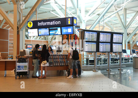 Vancouver, BC Canada - le 13 septembre 2014 : Les gens de demander certaines informations insdie le l'aéroport YVR à Vancouver (Canada). Banque D'Images