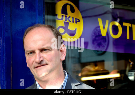 Douglas Carswell MP (UKIP : Clacton-on-Sea) à Rochester à l'appui de l'avant de marque téméraire l'élection 2014 Banque D'Images