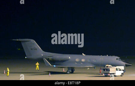 - Une archive de fichiers photo, datée du 09.10.2014, montre un Gulfstream III de Gulfstream Aerospace entouré par quatre personnes dans les équipements de protection à l'aéroport de Leipzig/Halle Markranstädt, Allemagne. L'avion a été converti en un transporteur pour hautement infectieux et les patients infectés par le virus Ebola fait un homme de l'Afrique à Leipzig. Le patient d'Ebola à Leipzig est mort. La clinique Saint-george signale l'homme est mort dans la nuit du 14 octobre 2014. Photo : Peter Endig/dpa ATTENTION : meilleur qualité possible Banque D'Images