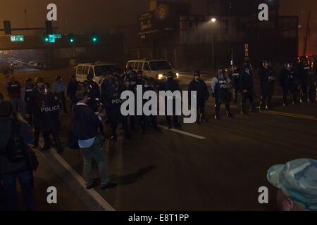 (141014)-- ST. LOUIS, le 14 octobre 2014 (Xinhua) -- riot police line up pour bloquer les manifestants à St Louis, aux États-Unis, fin le 12 octobre 2014. Des centaines de personnes ont participé à une marche pour protester contre les tirs de la police de résidents américains africains. (Xinhua/Dane Iwata) Banque D'Images