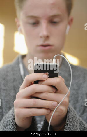 Teenage Boy en utilisant un iphone d'Apple 4 Banque D'Images