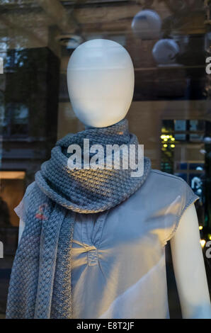 Face vierge mannequin avec des vêtements monochromes dans la vitrine du magasin concepteur ComplexGeometries dans Gastown Vancouver. Banque D'Images