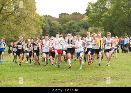 Cross country championnats d'athlétisme d'Kent les événements commencent de race pack sprint porteur soyage pour avance Banque D'Images