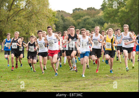 Cross country championnats d'athlétisme d'Kent les événements commencent de race pack sprint porteur soyage pour avance Banque D'Images