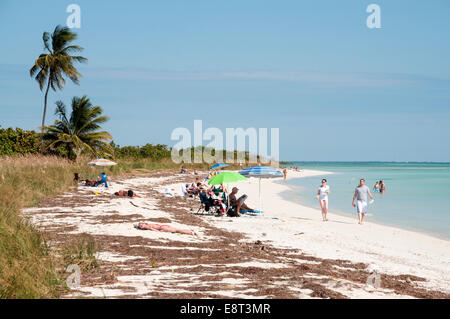 Les gens se détendre sur la plage de Bahia Honda dans la région de Florida Keys Banque D'Images