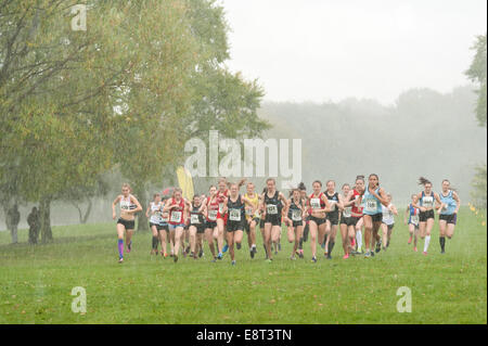 Cross country championnats d'athlétisme d'Kent les événements commencent de race pack sprint porteur soyage pour avance Banque D'Images