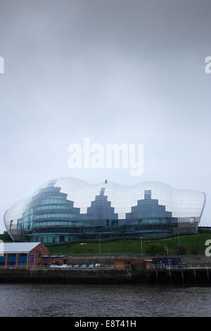 Le Sage Gateshead, une salle de concert et centre centre pour l'éducation musicale. Deux hommes (à peine visible) sont au travail sur le toit. Banque D'Images