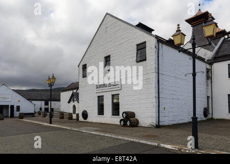 L'extérieur des bâtiments, Distillerie Dalwhinnie Highland, en Écosse. La plus grande distillerie d'Ecosse. Une filiale de Diageo Banque D'Images