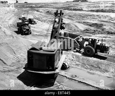 1950 CHANTIER DE L'EXCAVATION DE GRAVIER CAMIONS GRUE BULLDOZER VOITURES Banque D'Images