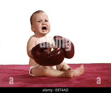 1960 CRYING BABY WEARING boxing gloves Banque D'Images