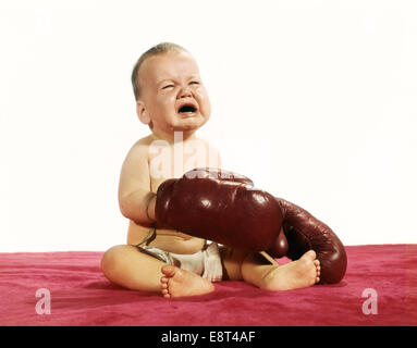 1960 CRYING BABY WEARING boxing gloves Banque D'Images