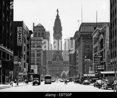 1950 Centre-ville de Philadelphie, PA USA À LA LARGE RUE DU NORD VERS LE SUD, À L'HÔTEL DE VILLE Banque D'Images