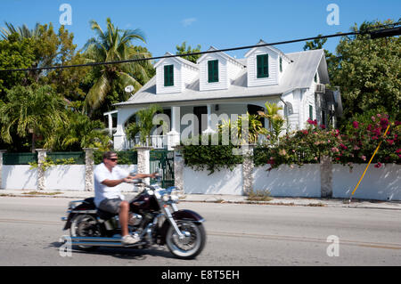 Homme sur moto Harley Davidson à Key West, Floride Banque D'Images