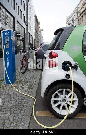 Voiture électrique, station de recharge, Berlin, Allemagne Banque D'Images