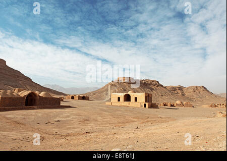 Les bâtiments de cérémonie à la Tour du Silence, cimetière zoroastrien, Yazd, la province de Yazd, la Perse, l'Iran Banque D'Images