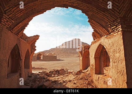 Les bâtiments de cérémonie à la Tour du Silence, cimetière zoroastrien, Yazd, la province de Yazd, la Perse, l'Iran Banque D'Images