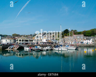 Padstow inner harbour sur la rivière Camel en Cornouailles, entourant la boutique du port touristique avec se balade Banque D'Images