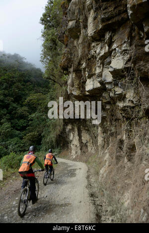 Les cyclistes sur route de la 'la mort', Ruta de la Muerte, entre La Paz et Coroico, Yungas, département de La Paz, Bolivie Banque D'Images