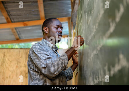 L'écriture de l'enseignant sur le tableau noir, Fort National, Port-au-Prince, Haïti Banque D'Images