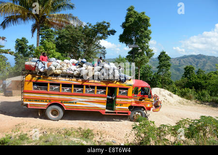 Bus surpeuplés sur une route poussiéreuse dans les montagnes, LÉOGÂNE, Haïti Banque D'Images