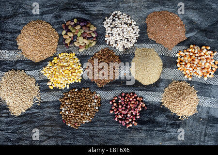 Diverses Céréales, graines et légumineuses, produire, Chuquis traditionnelle des Andes, Huanuco, Pérou Province Banque D'Images