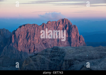 Vue du Pordoi col de montagne Sellastock et Langkofel ou Sasso Lungo au crépuscule, Dolomites, Tyrol du Sud, l'Alto Adige, Italie Banque D'Images