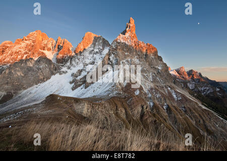 Rolle Passer au coucher du soleil en automne, Dolomites, Trentin, Italie Banque D'Images