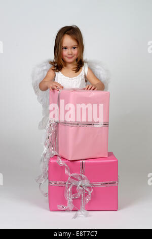 Girl dressed as angel, avec les cadeaux de Noël Banque D'Images