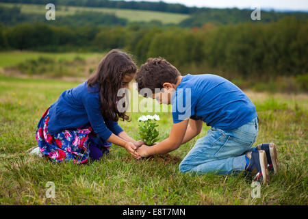 Enfants jardinage à park Banque D'Images