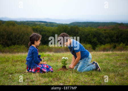 Enfants jardinage à park Banque D'Images