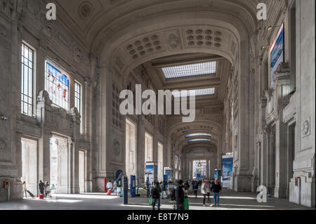 Hall d'entrée, l'architecture monumentale du fascisme italien, 1931, statio Milano Centrale, Milan, Lombardie, Italie Banque D'Images