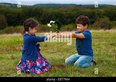 Enfants jardinage à park Banque D'Images