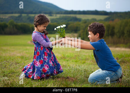 Enfants jardinage à park Banque D'Images