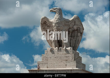 Aigle sur un piédestal, Duca d'Aosta pont sur le Tibre, 1939 à 1942, l'accès à l'Foro Italico, anciennement Foro Mussolini Banque D'Images