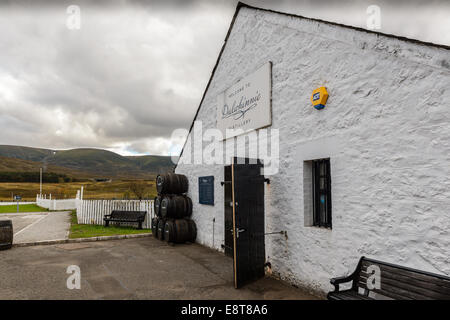 L'extérieur des bâtiments, Distillerie Dalwhinnie Highland, en Écosse, une filiale de groupe Diageo. Banque D'Images