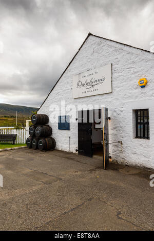 Le centre des visiteurs au centre des bâtiments, Distillerie Dalwhinnie Highland, en Écosse. La distillerie la plus élevée en Ecosse, un record. Banque D'Images