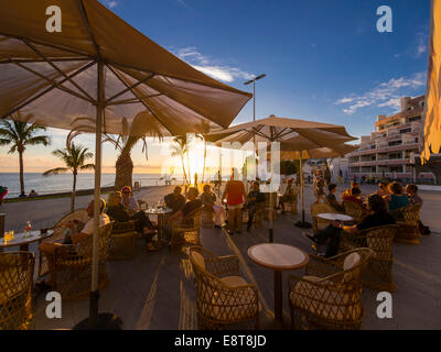 Promenade avec des restaurants le soir, Puerto De Naos, La Palma, Canary Islands, Spain Banque D'Images