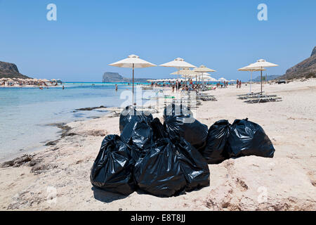 Sacs à déchets sur la plage de Balos, baie de Balos, Crète, Grèce Banque D'Images