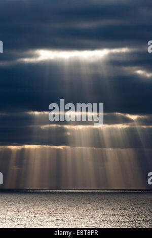 Les rayons du soleil brillent à travers les nuages sombres, Fuerteventura, Îles Canaries, Espagne Banque D'Images