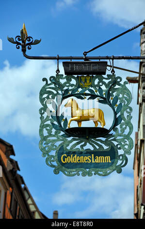 Hanging signe de 'hôtel Goldenes Lamm', Rothenburg ob der Tauber, Middle Franconia, Bavaria, Germany Banque D'Images