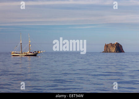 Strombolicchio île avec voilier, Stromboli, en Sicile, Italie Banque D'Images