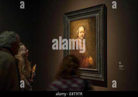 National Gallery, Londres, Royaume-Uni. 14 octobre, 2014. Appuyez sur View - Rembrandt : La fin des travaux. L'automne exposition parrainée par Shell, la première exploration approfondie de Rembrandt's dernières années de peinture, allant du 15 octobre 2014 - 18 janvier 2015. Self Portrait à l'âge de 63 ans. Credit : Malcolm Park editorial/Alamy Live News Banque D'Images