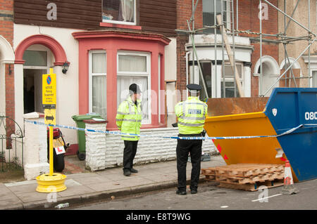 Portsmouth, Royaume-Uni. 14Th Oct, 2014. Stand de la police à l'extérieur d'une maison mitoyenne à Hudson Road, Southsea, Portsmouth, Hampshire, après que six personnes ont été arrêtés, soupçonnés d'infractions de terrorisme, le 14 Oct 2014. Crédit : Rob Wilkinson/Alamy Live News Banque D'Images