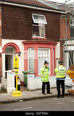 Portsmouth, Royaume-Uni. 14Th Oct, 2014. Stand de la police à l'extérieur d'une maison mitoyenne à Hudson Road, Southsea, Portsmouth, Hampshire, après que six personnes ont été arrêtés, soupçonnés d'infractions de terrorisme, le 14 Oct 2014. Crédit : Rob Wilkinson/Alamy Live News Banque D'Images