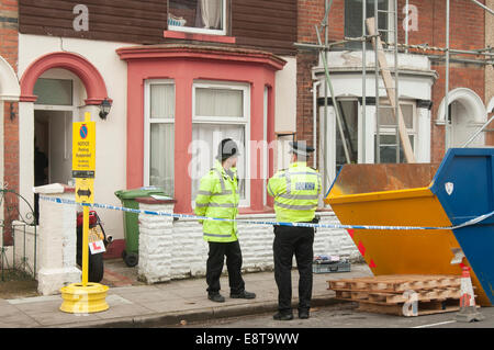 Portsmouth, Royaume-Uni. 14Th Oct, 2014. Stand de la police à l'extérieur d'une maison mitoyenne à Hudson Road, Southsea, Portsmouth, Hampshire, après que six personnes ont été arrêtés, soupçonnés d'infractions de terrorisme, le 14 Oct 2014. Crédit : Rob Wilkinson/Alamy Live News Banque D'Images