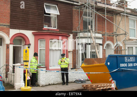 Portsmouth, Royaume-Uni. 14Th Oct, 2014. Stand de la police à l'extérieur d'une maison mitoyenne à Hudson Road, Southsea, Portsmouth, Hampshire, après que six personnes ont été arrêtés, soupçonnés d'infractions de terrorisme, le 14 Oct 2014. Crédit : Rob Wilkinson/Alamy Live News Banque D'Images