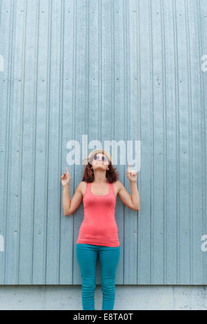 Portrait de belle fille avec des lunettes en regardant vers le haut. Banque D'Images