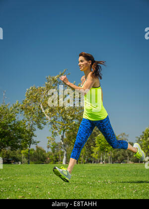 Mixed Race woman jogging in park Banque D'Images