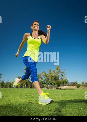 Mixed Race woman jogging in park Banque D'Images